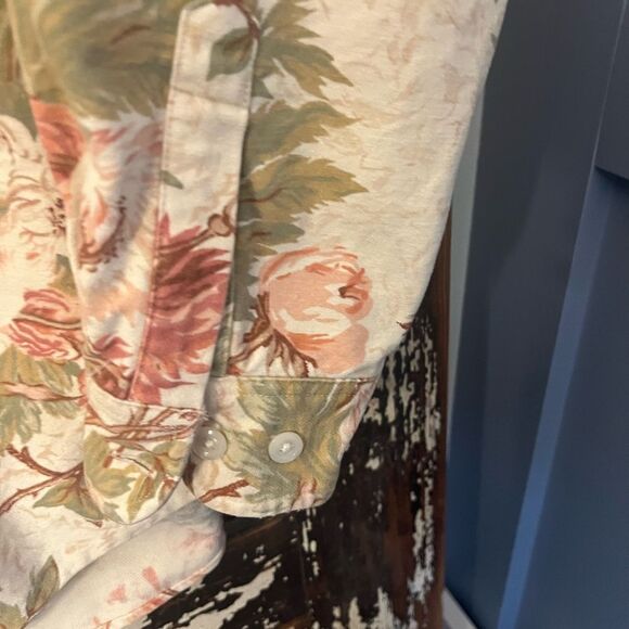 Women’s beautiful Eddie Bauer Floral Button Down shirt. Size Medium. - Picture 5 of 10